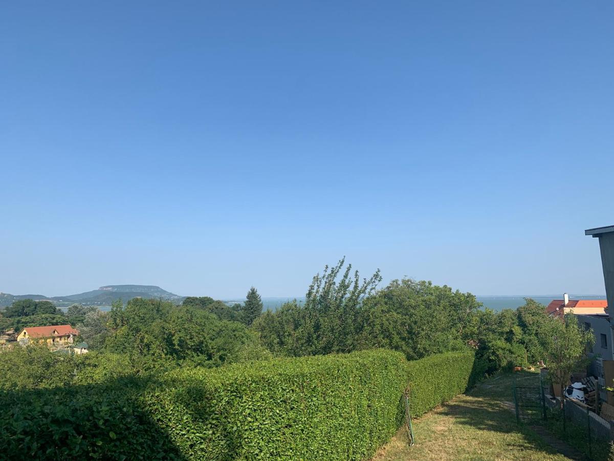 Mandulas Kabin A Kishaz Dezsaval Es Kilatassal A Balatonra Balatongyorok Bagian luar foto