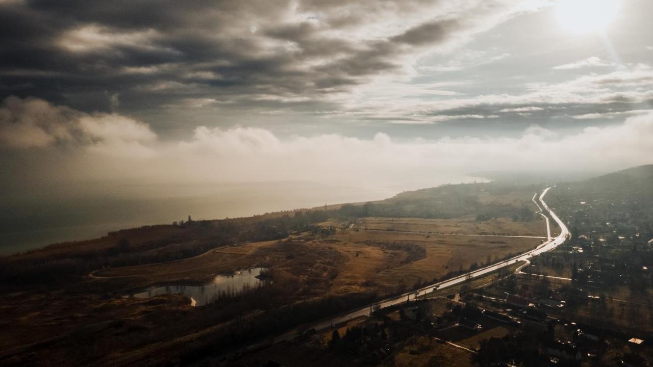 Mandulas Kabin A Kishaz Dezsaval Es Kilatassal A Balatonra Balatongyorok Bagian luar foto