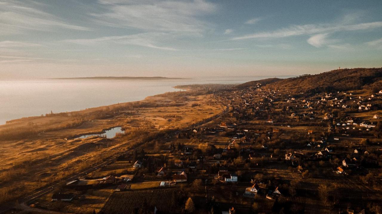 Mandulas Kabin A Kishaz Dezsaval Es Kilatassal A Balatonra Balatongyorok Bagian luar foto