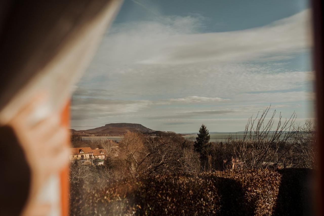 Mandulas Kabin A Kishaz Dezsaval Es Kilatassal A Balatonra Balatongyorok Bagian luar foto